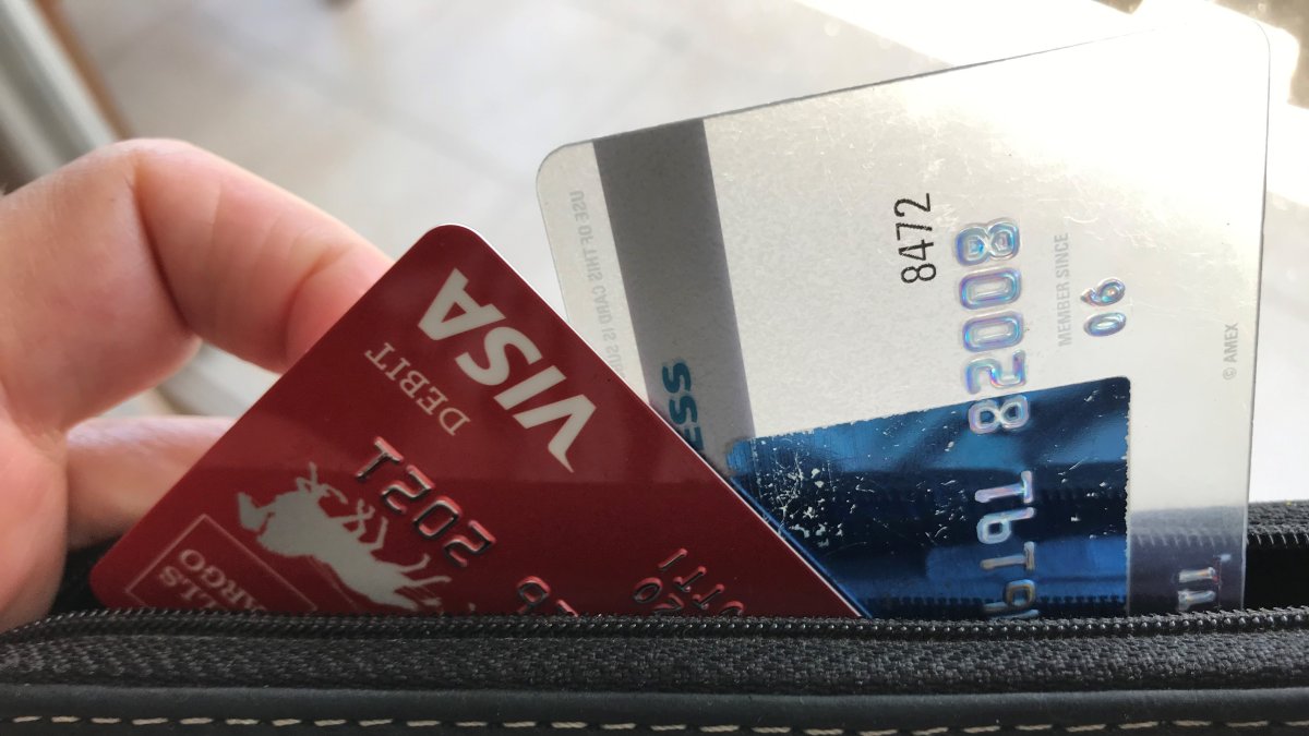 Una persona retira una tarjeta de su bolso de mano en Miami, Florida.