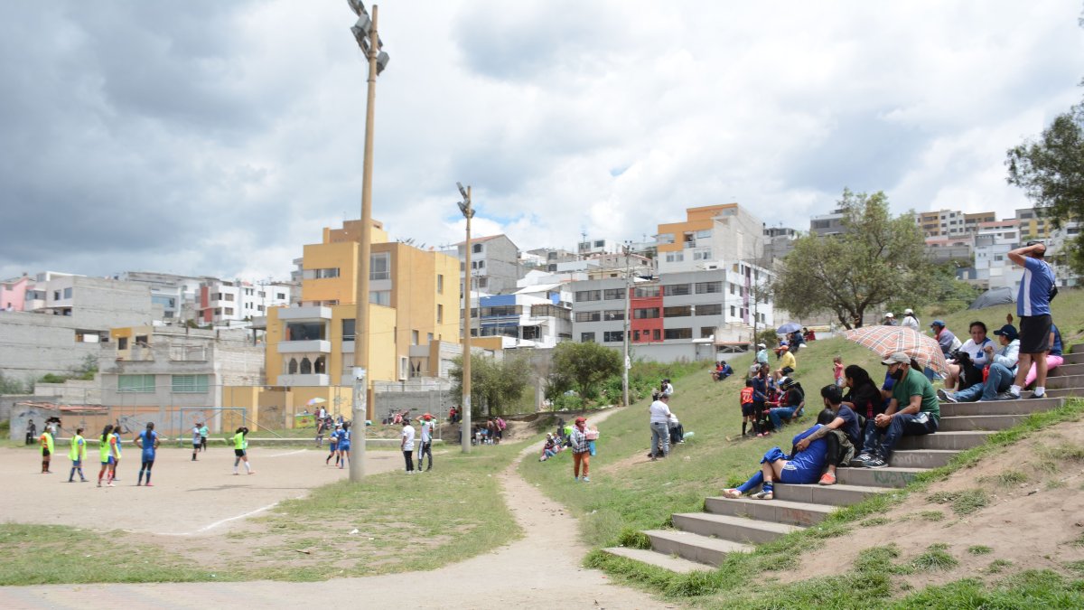 Partidos de fútbol, encuentros musicales y más se llevan a cabo en el parque de Carcelén Bajo.