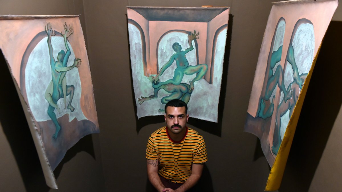El artista guayaquileño aborda la fluidez de los cuerpos en la exposición, que está abierta al público hasta el 17 de abril.