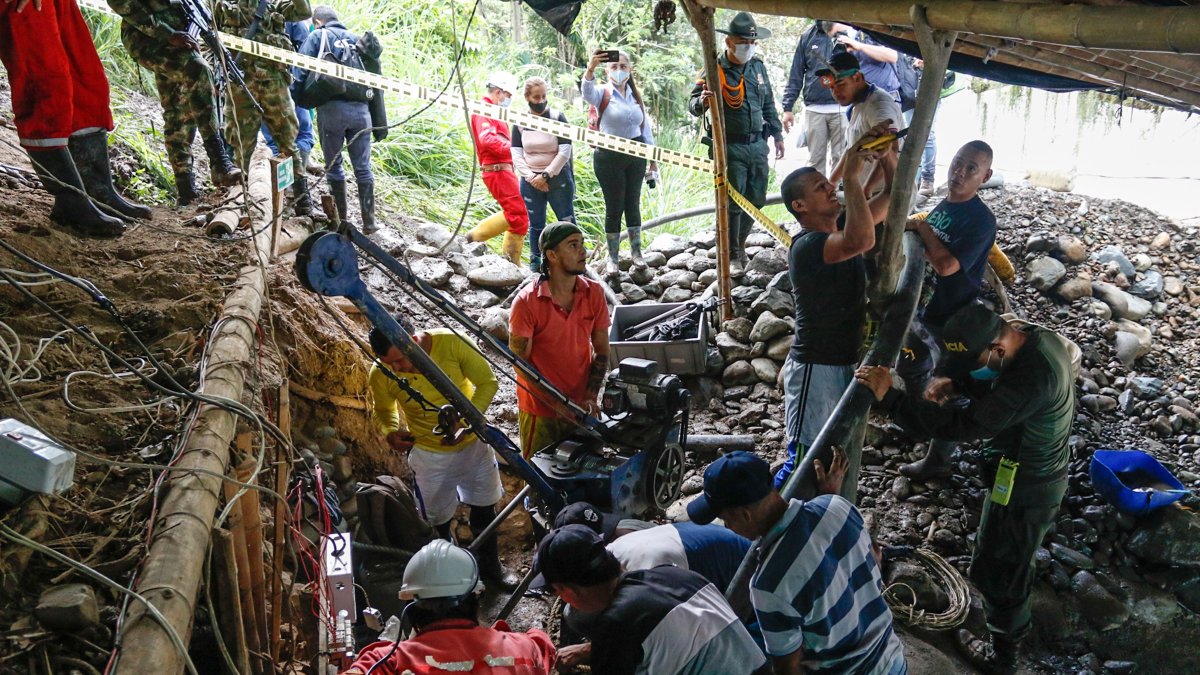Brigadas de emergencia trabajan para intentar ingresar a una mina de oro de la vereda El Bosque en zona rural de Neira (Colombia).