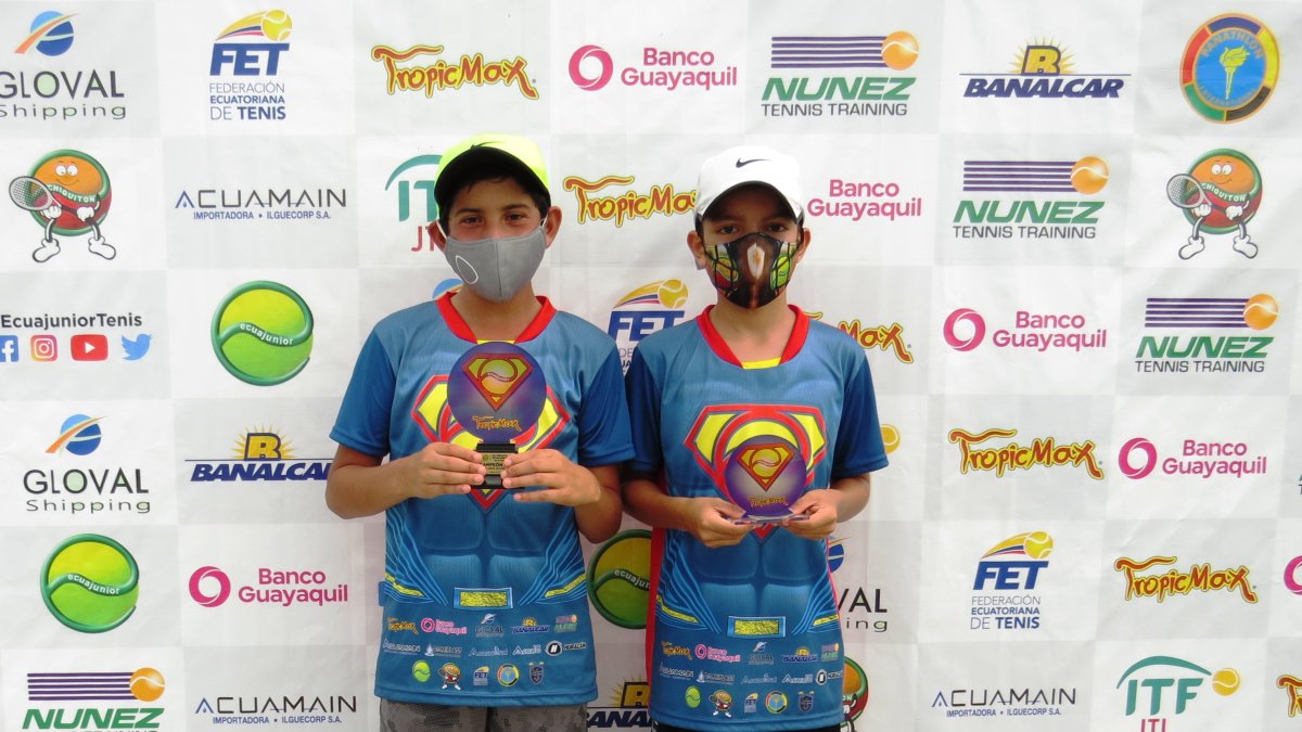 Bruno Cabezas (i) derrotó  a Eduardo Gutiérrez en la categoría 11 años.