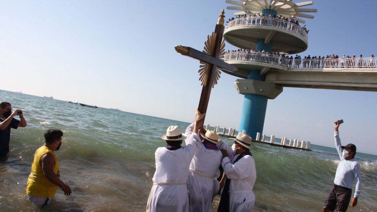 La procesión. Inició a las 16:00 de ayer en el balneario Ballenita.