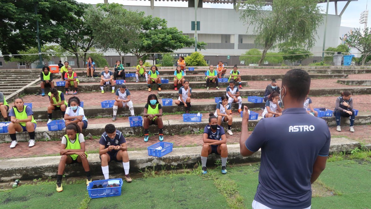 Los entrenamientos y las charlas del equipo femenino de Guayaquil City se dan cumpliendo todos los protocolos.