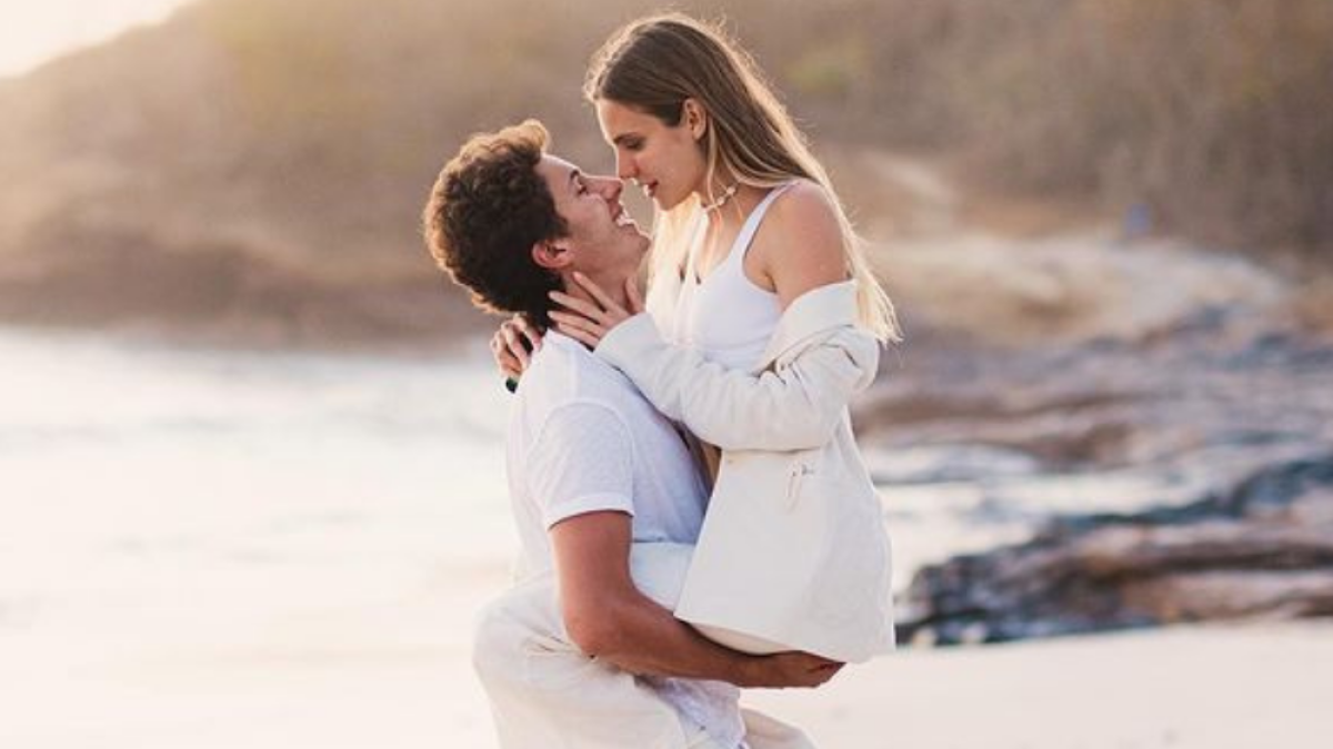 Juanpa Zurita junto a Macarena Achaga.