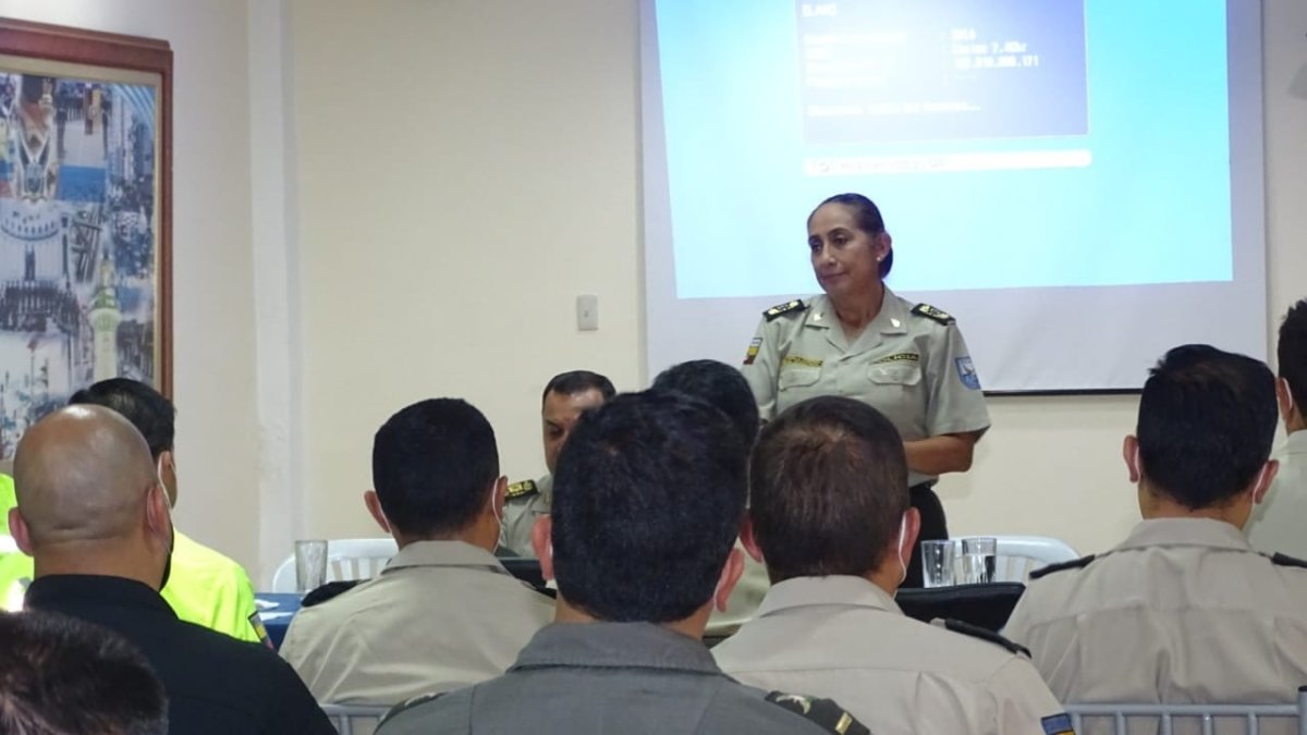 Asistencia. En el acto participaron jefes policiales de la Zona 8.