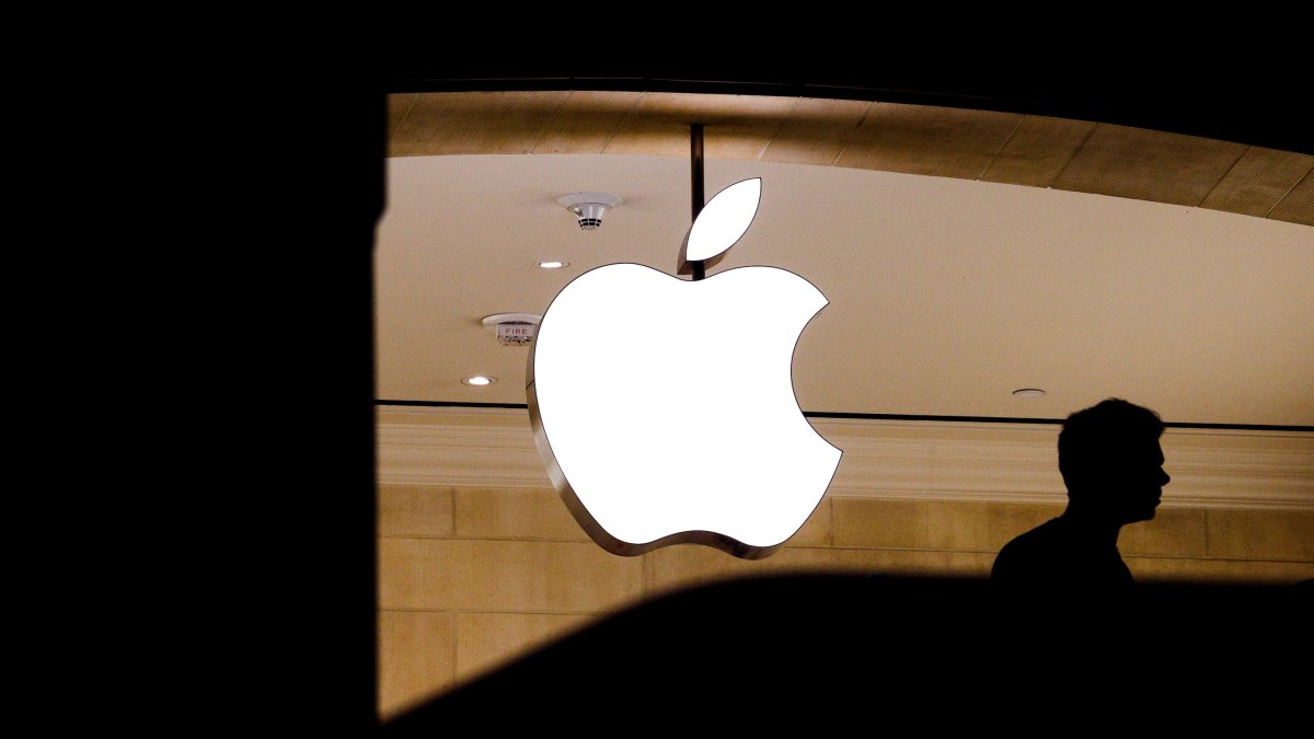 Apple, que este jueves cumplirá 45 años, estima que hay en torno a 28 millones de programadores en el mundo que trabajan con sus sistemas operativos.