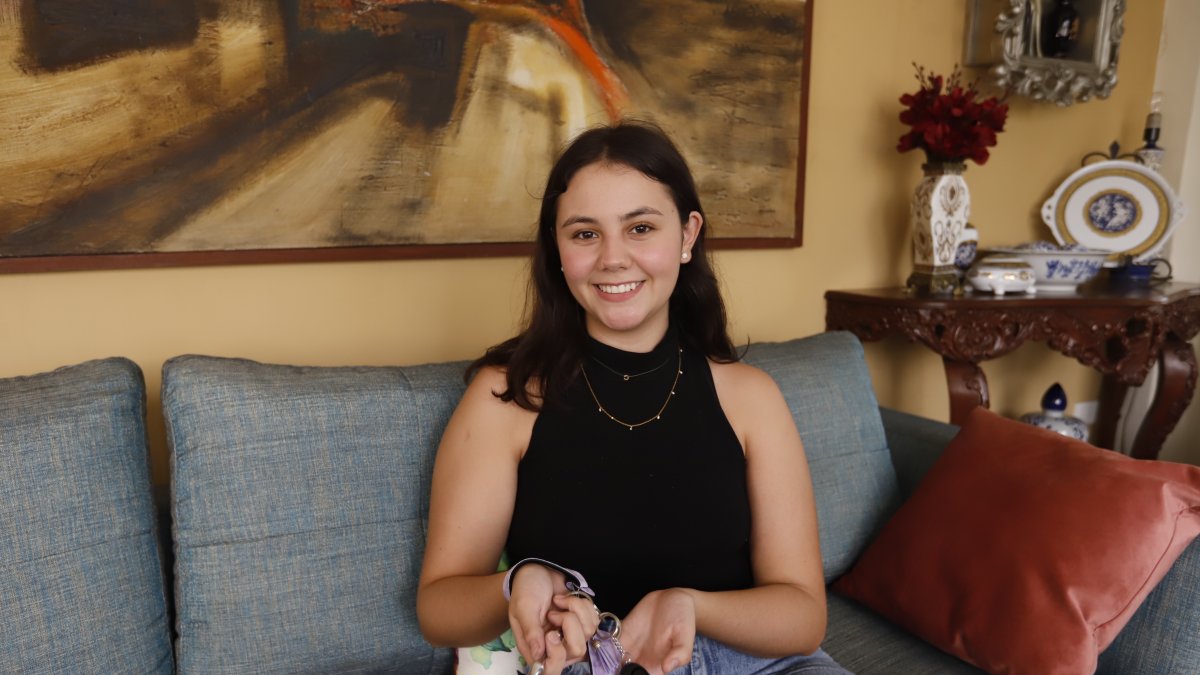 Camila Tettamanti muestra uno de los llaveros de su colección.