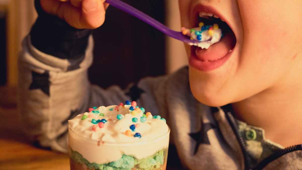 Niño disfrutando de comer un delicioso postre