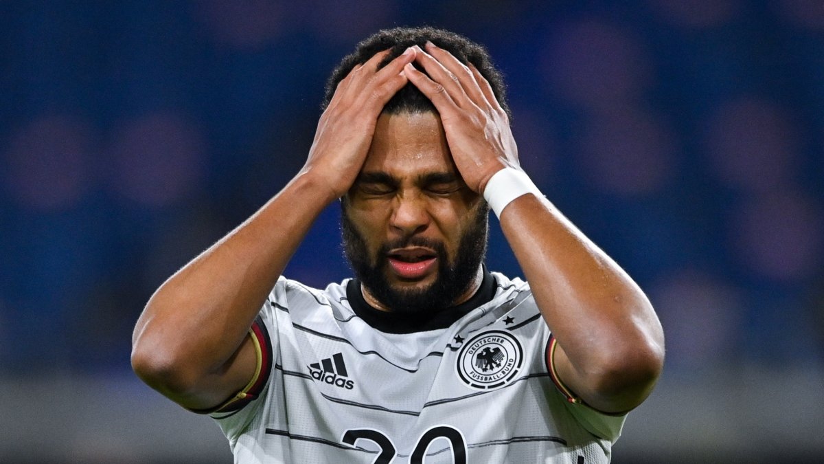 Serge Gnabry, delantero de Alemania, se lamenta durante el encuentro.