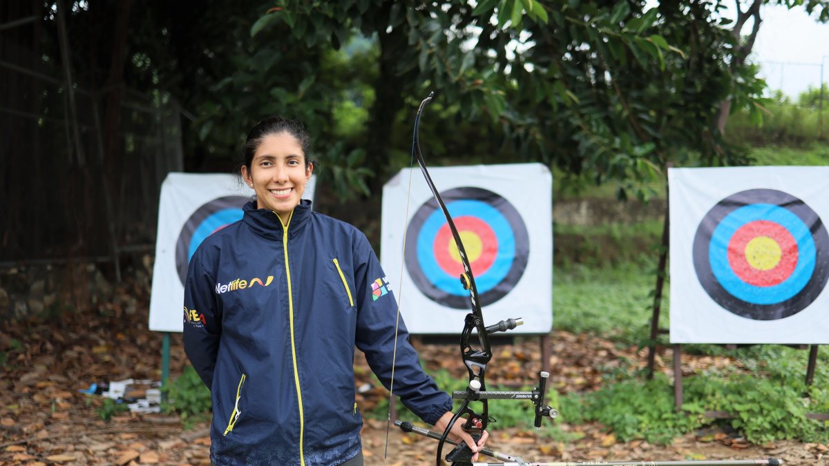 Espinoza de los Monteros volvió el martes feliz a la escuela de tiro con arco donde es profesora.