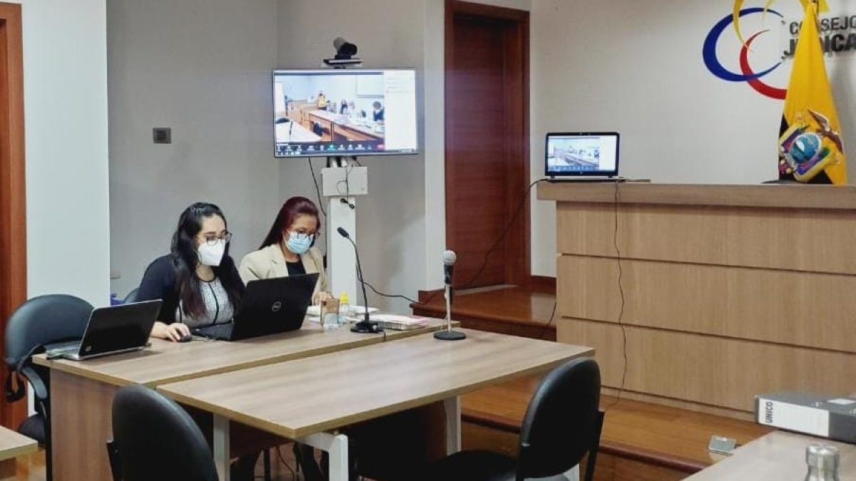 Ayer continuó la audiencia de juicio contra un exfuncionario de la empresa de seguros y su esposa.