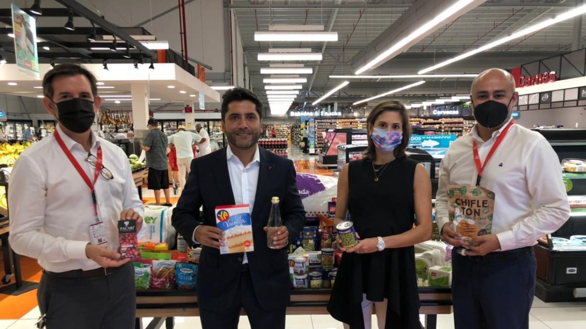 Autoridades del Ministerio de Comercio Exterior estuvieron presentes en la colocación de la primera piedra del Centro de Distribución del Grupo Rey.