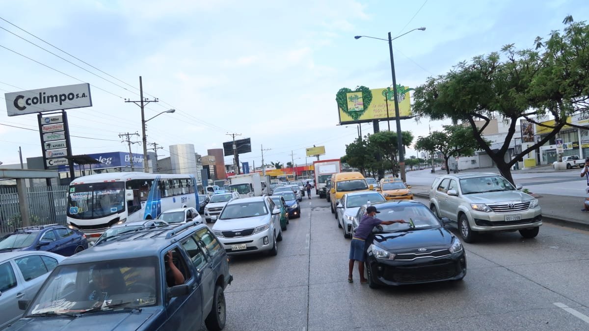 Carros forma tráfico en la avenida Francisco de Orellana.