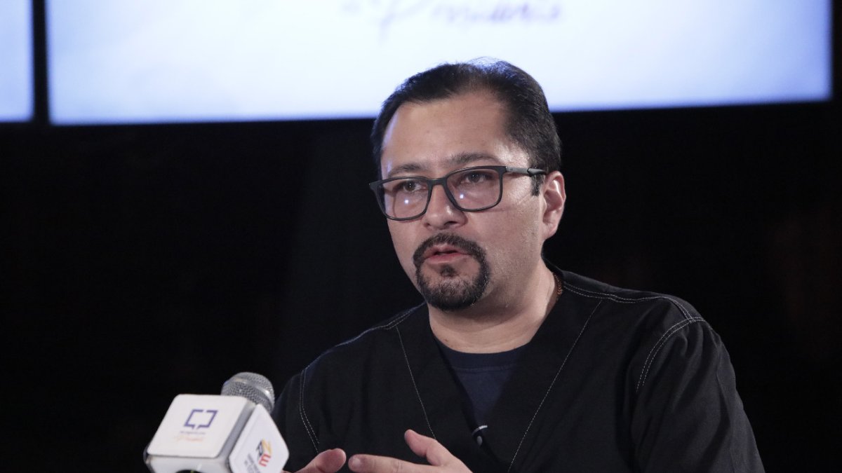 El ministro Mauro Falconí en uno de los programas radiales del presidente.