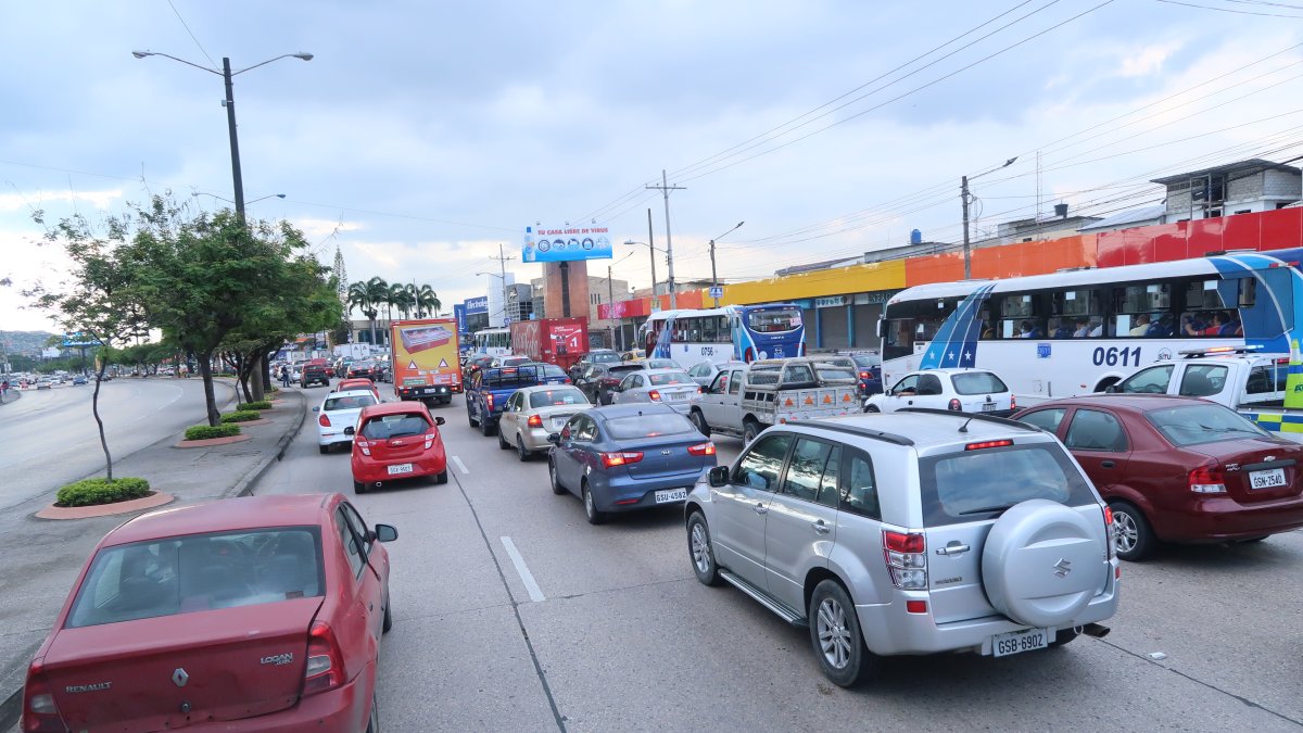 Circulación. Pasadas las 16:00, el tráfico vehicular se intensificó en varias avenidas de la ciudad.
