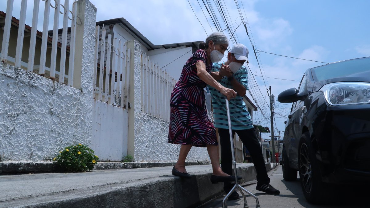 Aceras. Algunas son extremadamente altas, lo que evita que una persona suba o baje de ella con facilidad.
