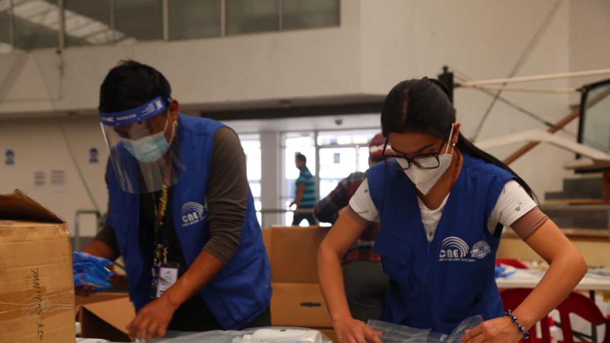 Medidas. El CNE empezó el envío de los kits de bioseguridad. Son 39.049 paquetes para las Juntas de Votación.