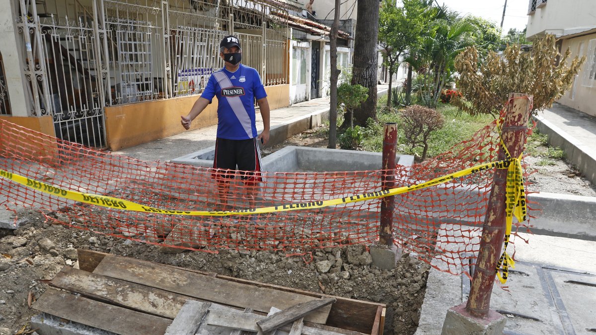 Trabajos. A lo largo de la peatonal se observa que se han iniciado los trabajos. Hay una jardinera y tuberías para las aguas lluvias.