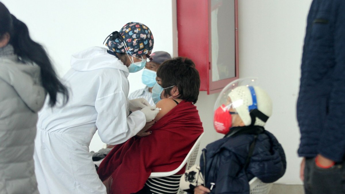 Inmunización. Este miércoles siguió en el Bicentenario la vacunación.