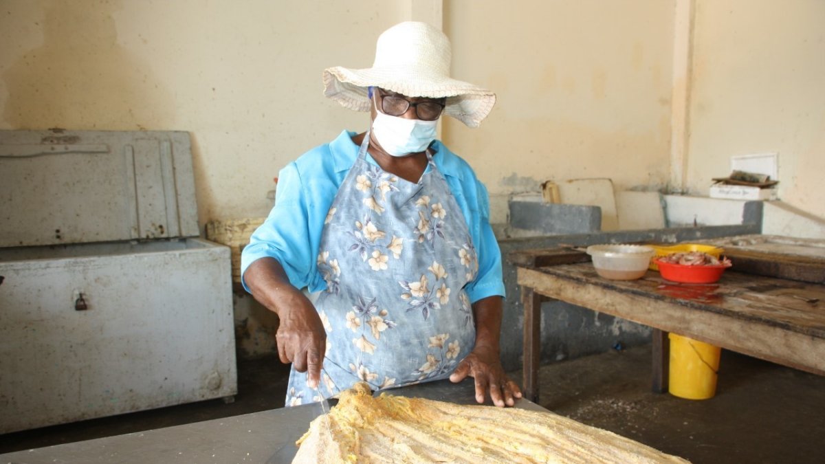 Hábito. Luisa Cifuentes, conocida como ‘La Madrina’, lleva 40 años salando pescado en Santa Rosa