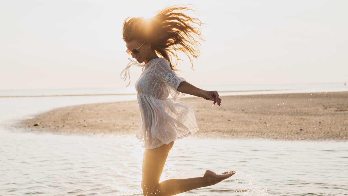 Mujer disfrutando de la playa