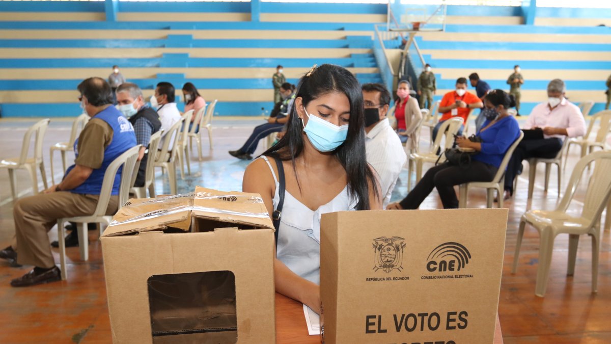 En el coliseo de la Facultad de Educación Física de la Universidad de Guayaquil se realizó parte del simulacro en la provincia del Guayas.