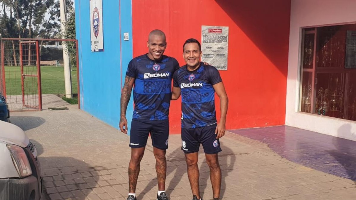 Bryan Rodríguez (d), delantero de Olmedo, será titular hoy ante Emelec.