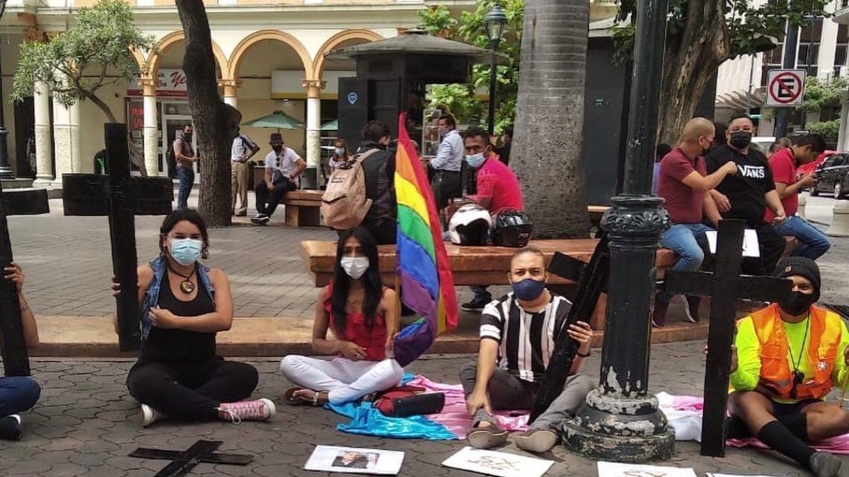 Miembros de la comunidad LGBTI en las afueras de la Fiscalía pidiendo se esclarezcan los casos de asesinatos.