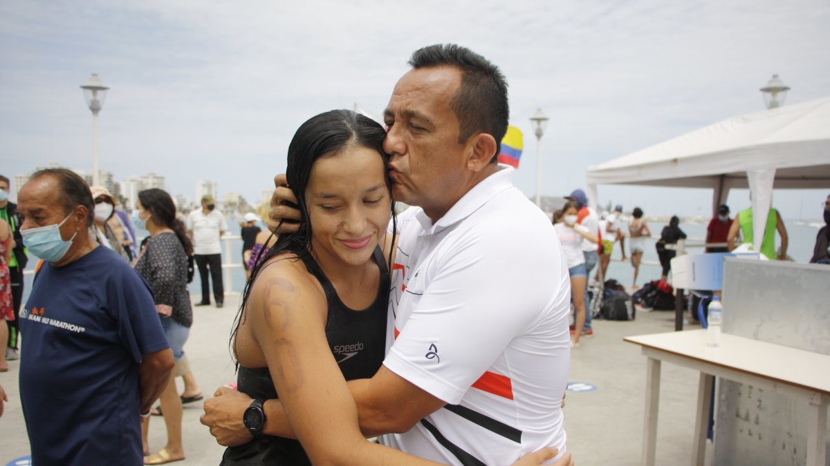 Respaldo. Ariana González, nadadora ecuatoriana, es felicitada por Hólger, su padre, quien es su constante apoyo.