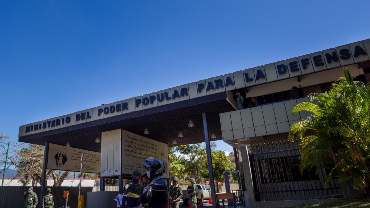 Fotografía del 18 de febrero del 2020 donde se observa la entrada al Ministerio de Defensa, en Caracas (Venezuela).