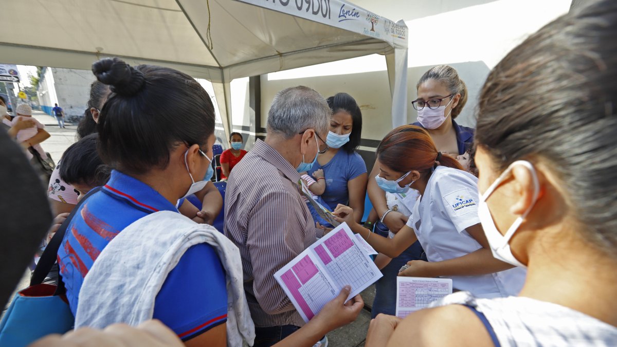 Atención. Entrega de ticket, el jueves 1 de abril, para vacunar a los niños en el dispensario del Ministerio de Salud Pública ubicado en las calles Francisco Segura y Quito.