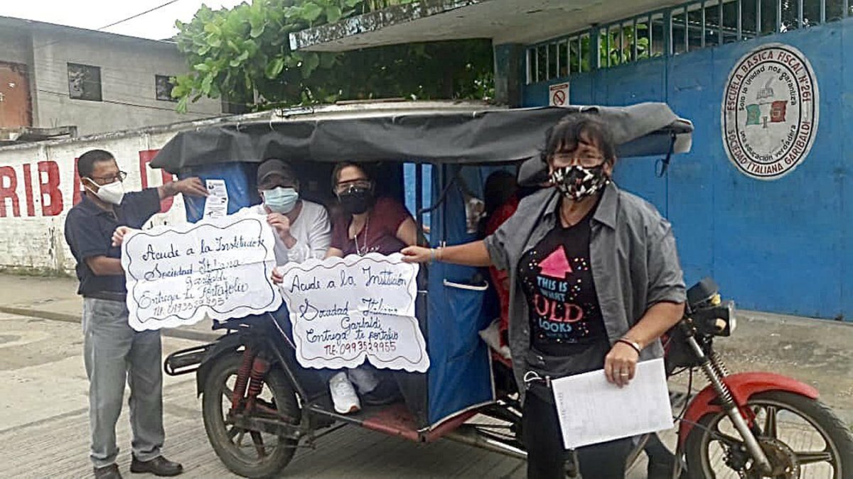 Un grupo de maestros se movilizó en tricimoto en busca de alumnos que no habían entregado las tareas escolares. El vehículo llevaba carteles que alertaban de la búsqueda.