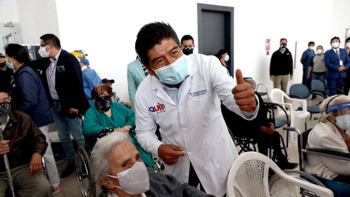 Dosis. En Quito, siguió el proceso de vacunación para adultos mayores.