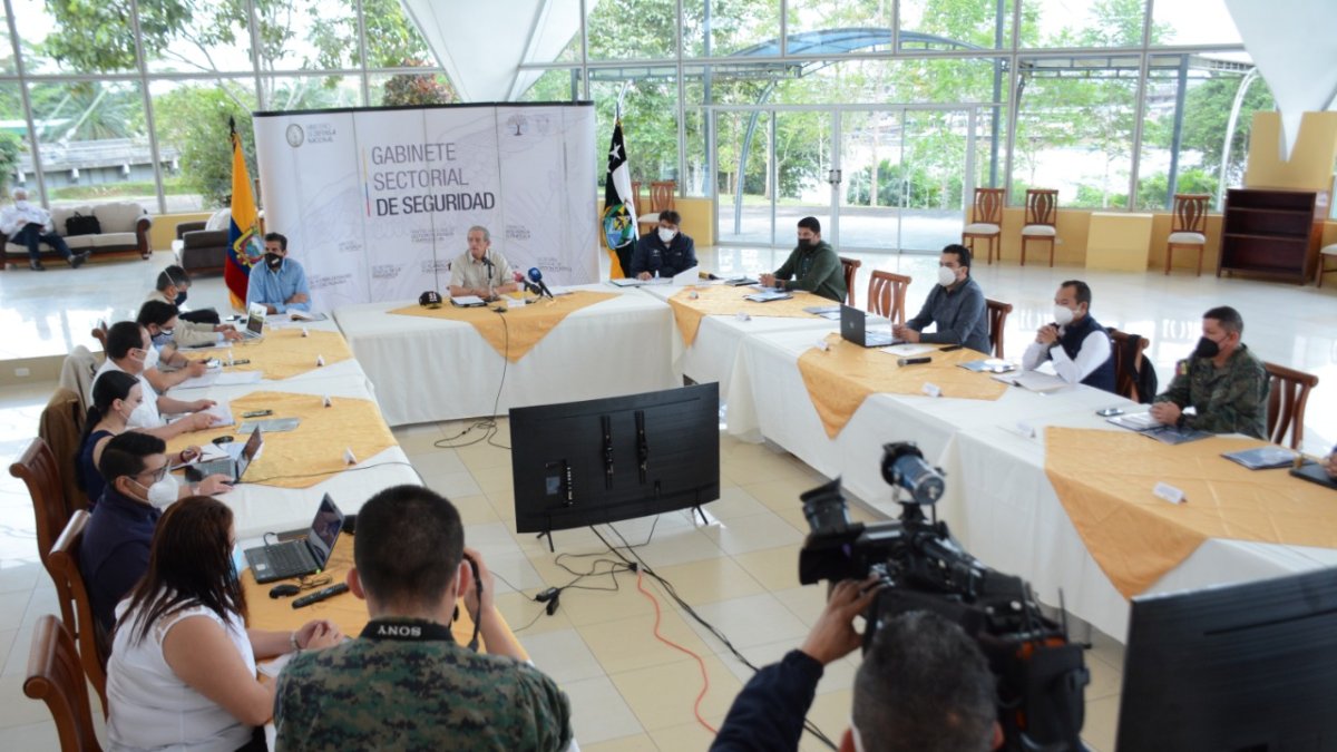 Cita. El ministro de Defensa, Oswaldo Jarrín, en el gabinete de seguridad.