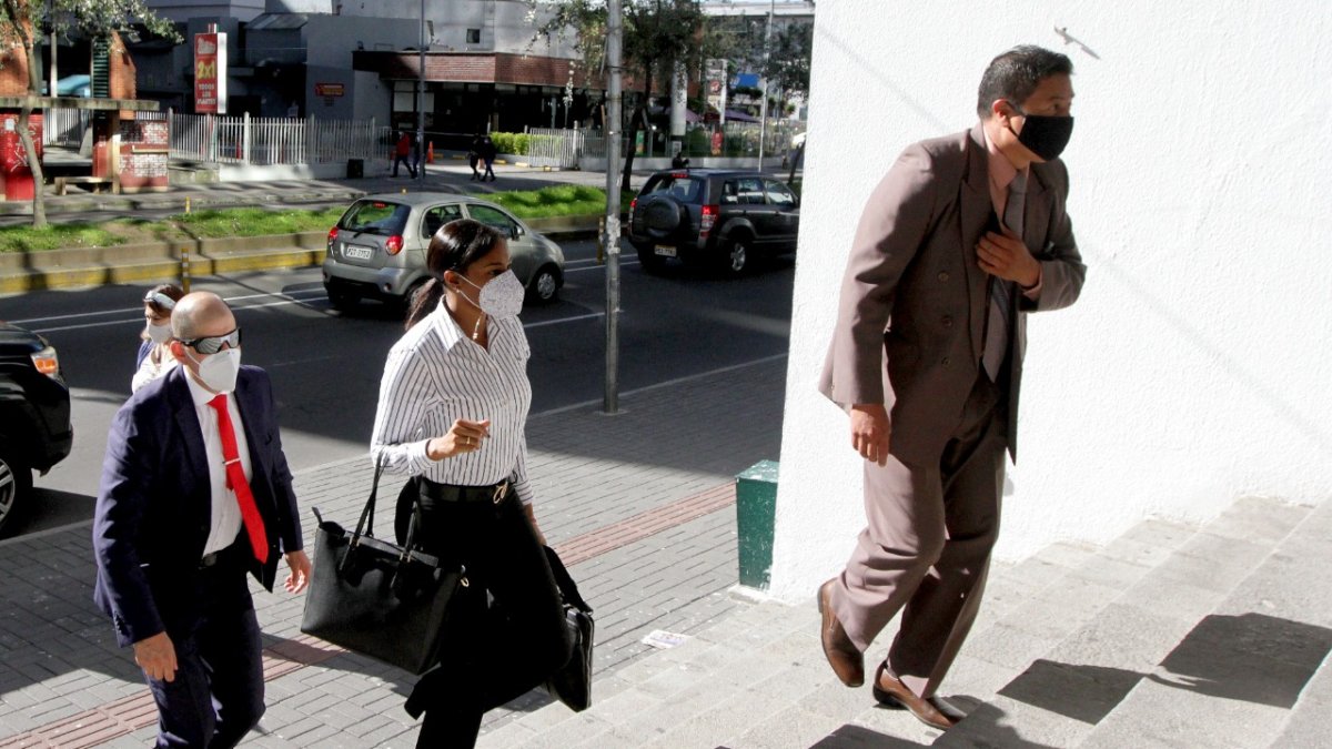 Diligencia. La fiscal Diana Salazar a su llegada a la Corte Nacional de Justicia para el tercer día de juicio.