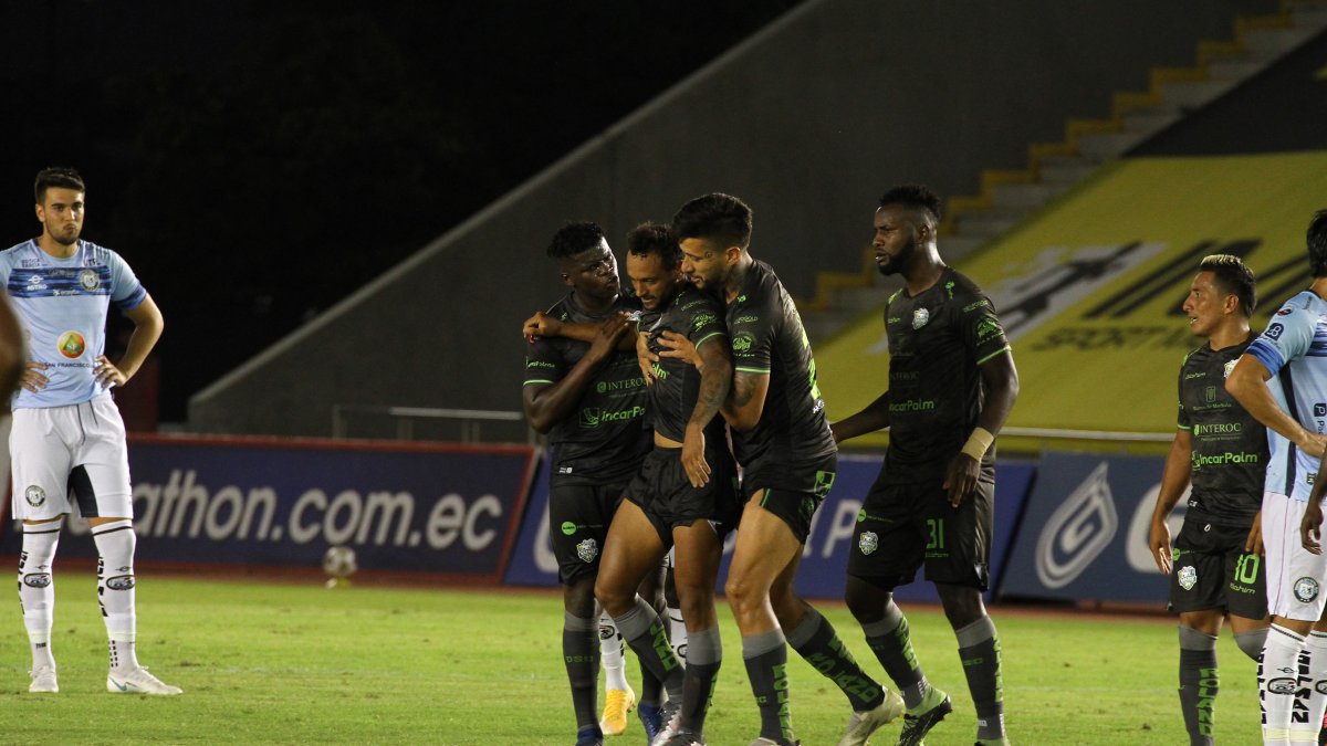 Los jugadores de Orense tratan de calmar a Sebastián Assis tras ver la tarjeta roja.