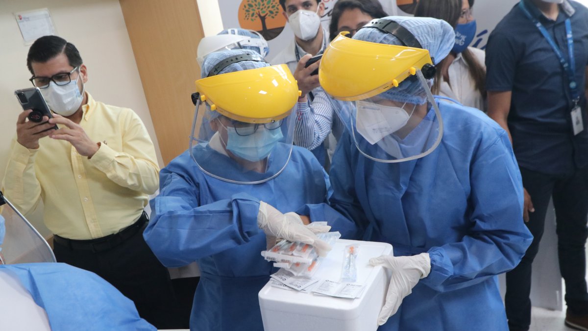 Administraciòn de la vacuna para el COVID-19, a personal de la primera lìnea