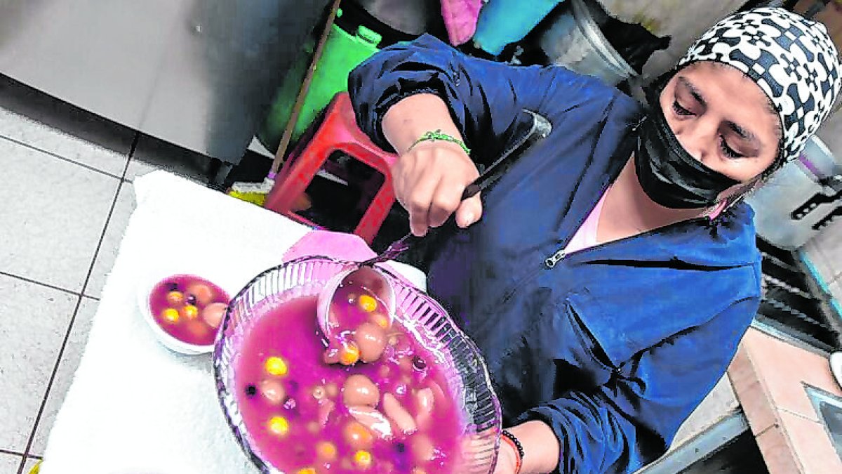 Rosa Tenezaca elabora el platillo con doce frutas y especias. La porción cuesta $ 1.50, y se puede servir como bebida o acompañamiento.