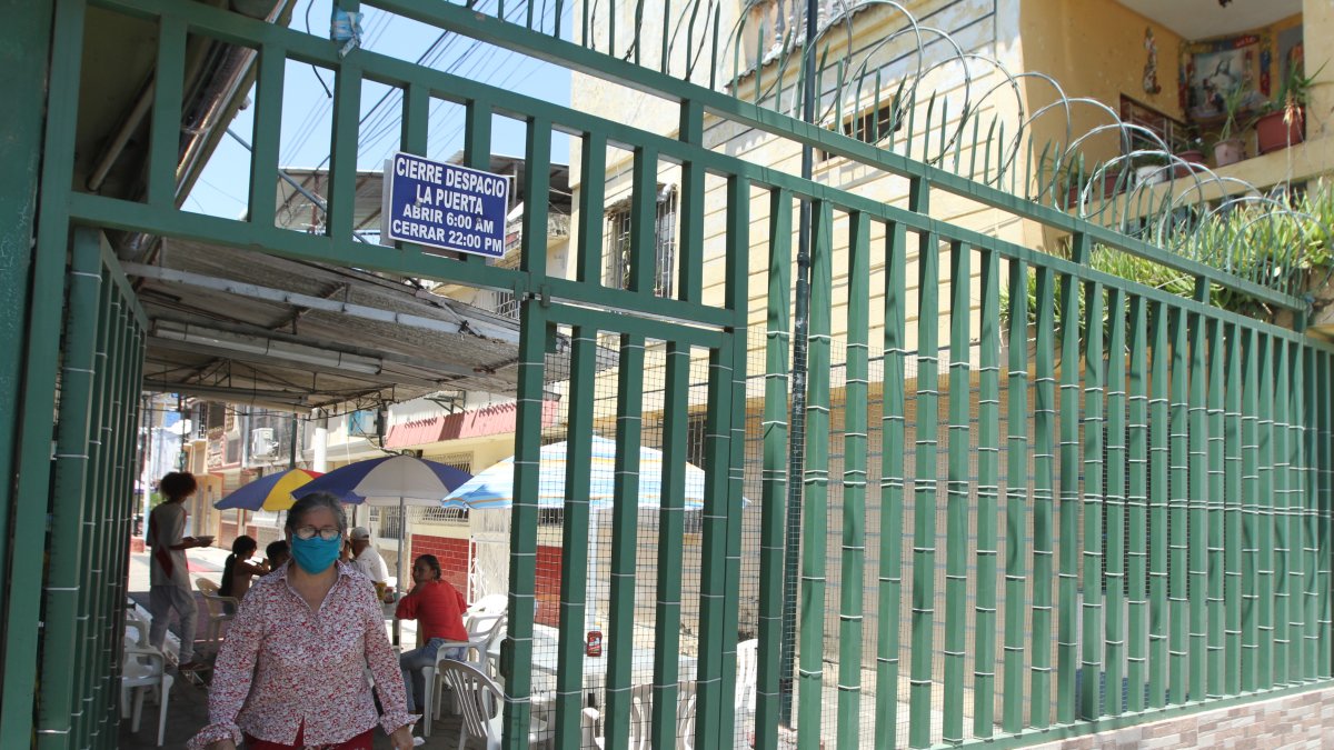 Las peatonales y las viviendas de la ciudadela Sopeña permanecen con rejas para evitar la delincuencia que cada día toma mayor fuerza.