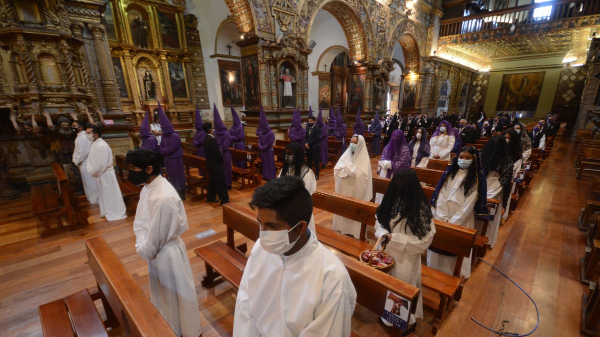 Veinte alumnos del colegio San Andrés participaron en la miniprocesión que se realizó en los pasillos y claustros del convento