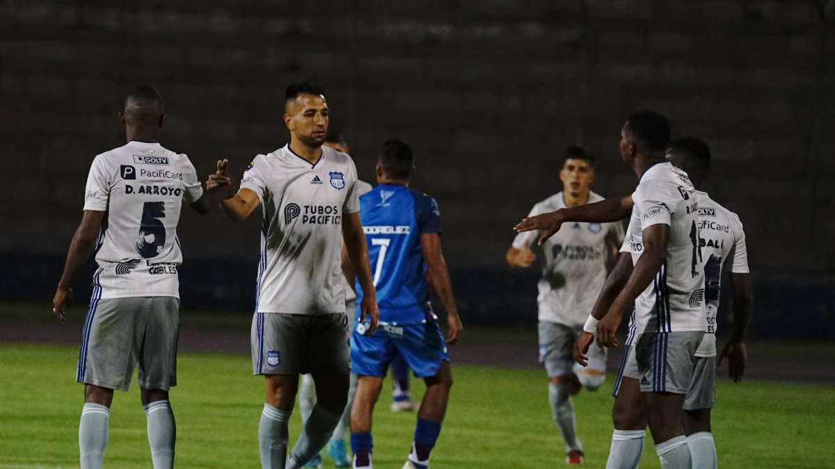 Aníbal Leguizamón (c) marcó el primer tanto de los azules en suelo riobambeño.