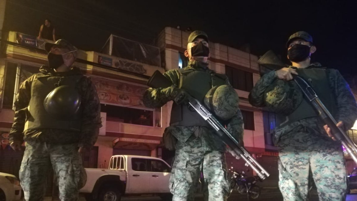 Miembros de las Fuerzas Armadas colaboran para reforzar la seguridad en las zonas más afectadas por la violencia y el crimen.