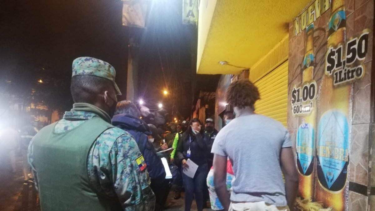 El toque de queda se incumple en Quito.