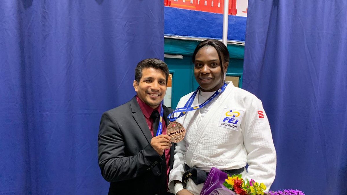 Vanessa Chalá junto a su entrenador José Romero, tras una de las últimas medallas internacionales en Turquía.