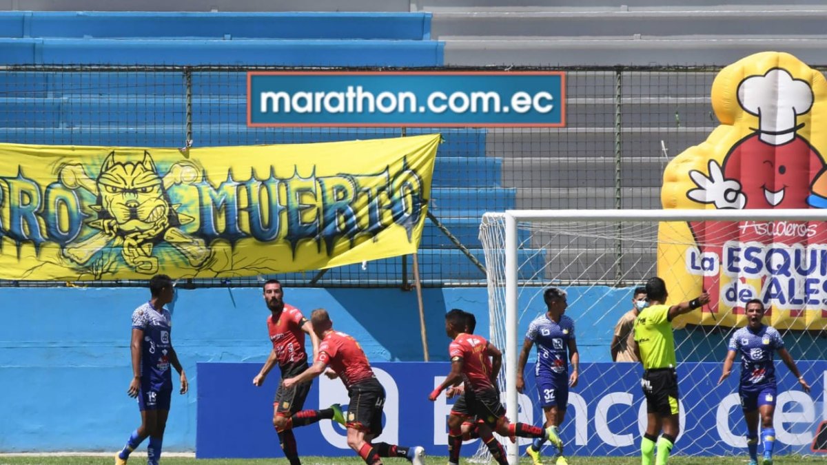 Eric Tovo celebra el gol del empate del Deportivo Cuenca en el estadio Jocay de Manta.