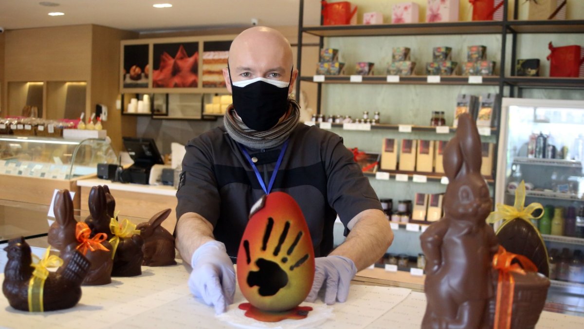 Tradición. Cyril Prud’homme está radicado en Ecuador desde hace más de 10 años y elabora huevos de Pascua para sus locales de Cyril, en Quito.