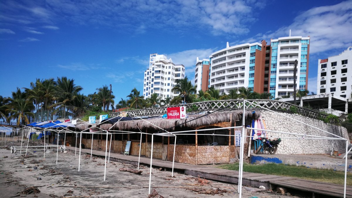 La playas cerradas lucieron así, sin turistas y con locales a media llave.