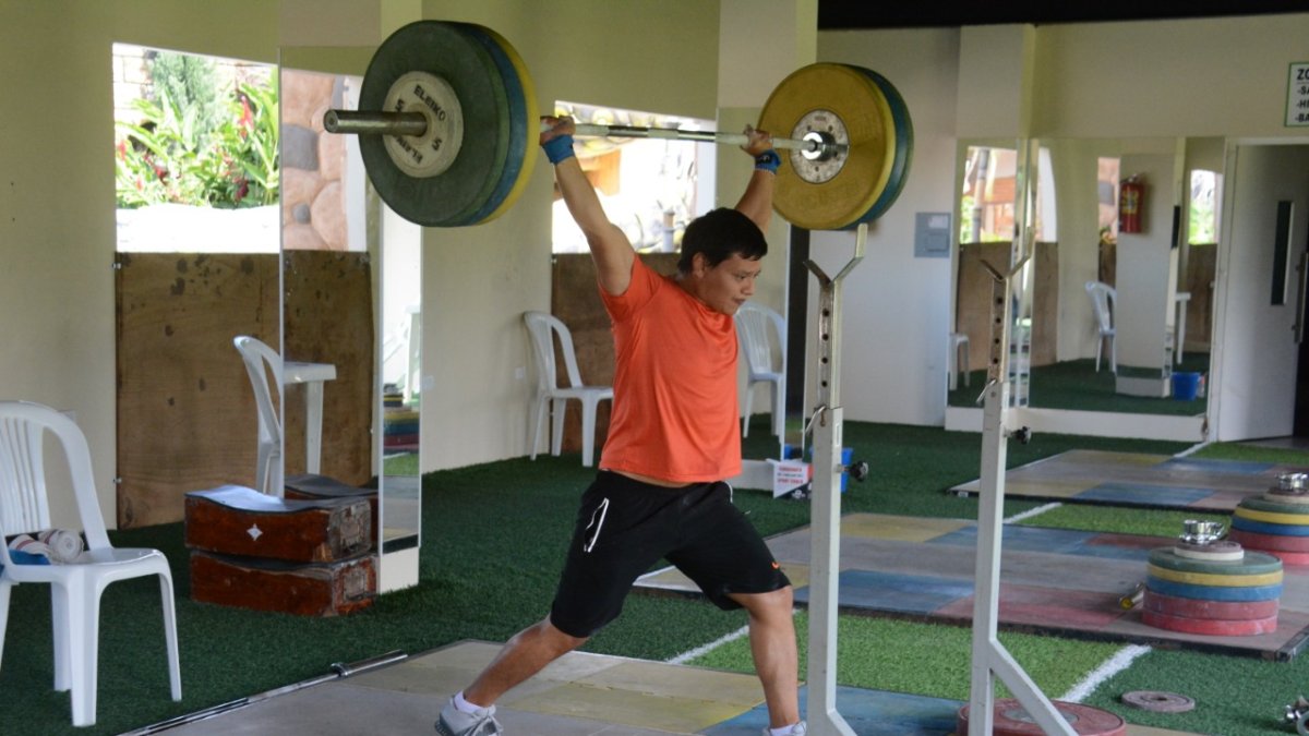 Christian Zurita, pesista tricolor, durante los entrenamientos en Portoviejo.