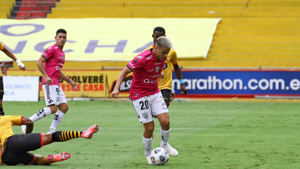 Cristian Ortiz controla el balón ante la marca torera. El jugador de Independiente del Valle dio la asistencia para el primer gol