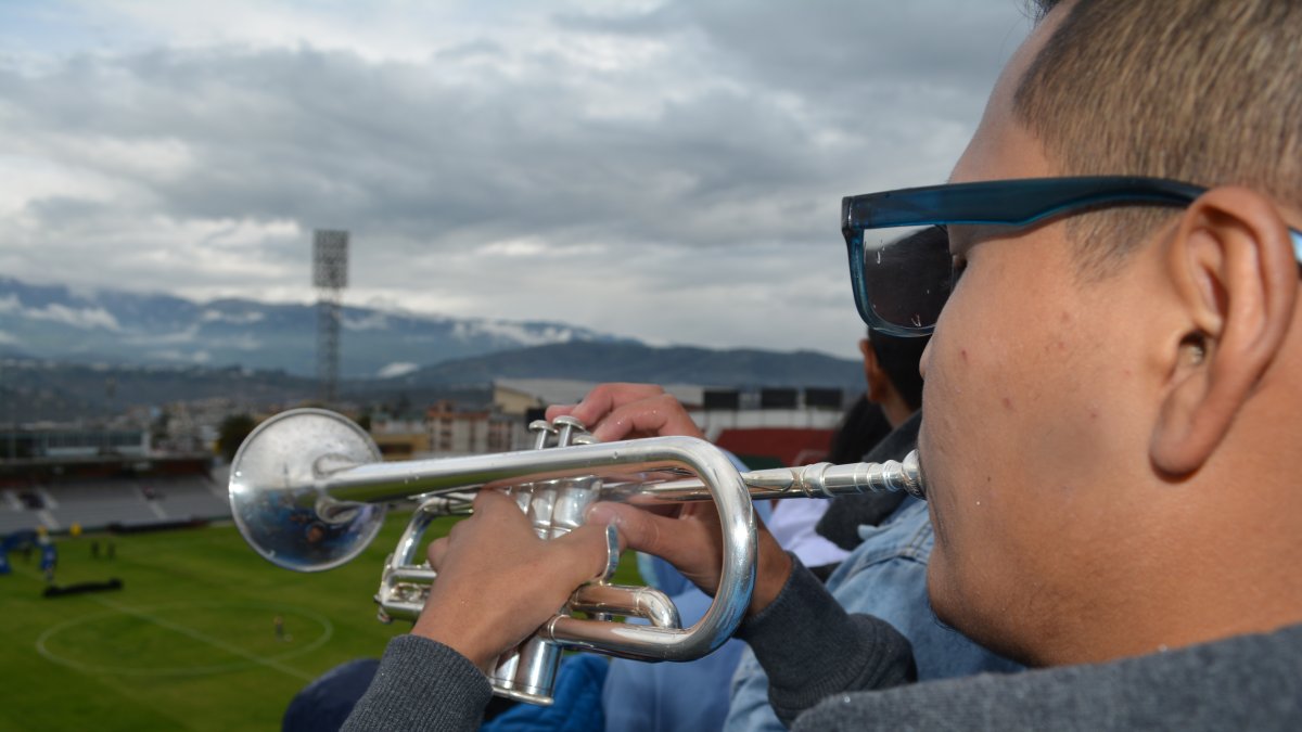 Un aficionado toca la trompeta desde una de las terrazas donde se ven los partidos que se juegan en el estadio Bellavista.
